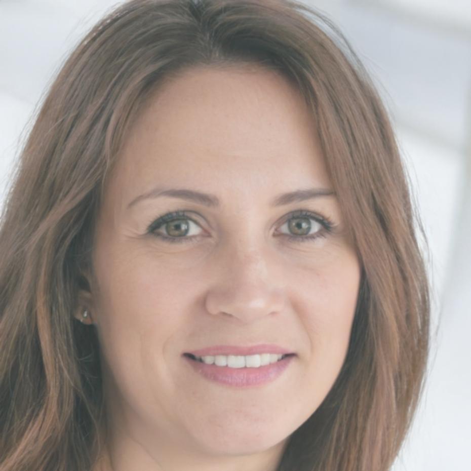 Retrato profesional de la instructora especialista en análisis financiero